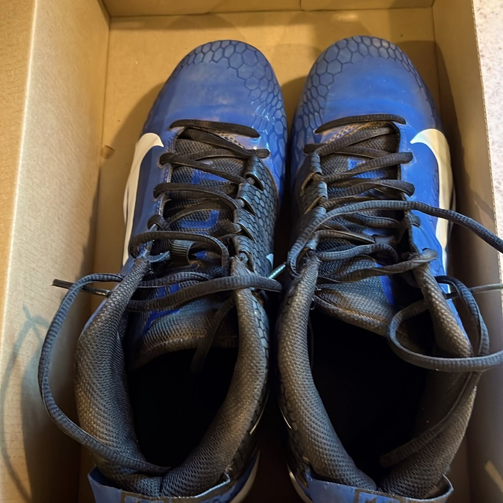 Nike Men’s high top size 8.5 Baseball cleats.